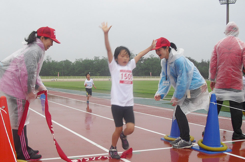 1年女子は加藤さんが6分44秒で優勝。