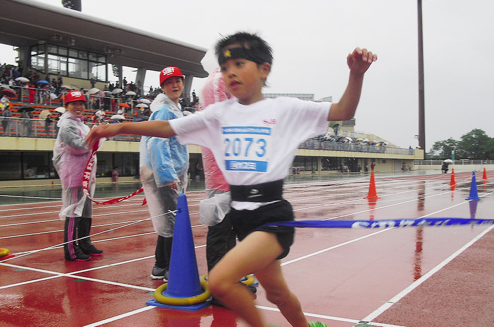 2年男子は石川くんが5分48秒で優勝。