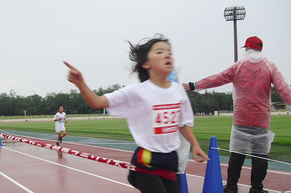 ４年女子は和田さんが7分27秒で連覇達成。