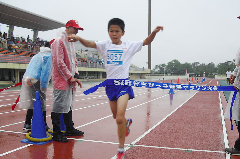 5年男子は中野くんが10分36秒で初優勝。