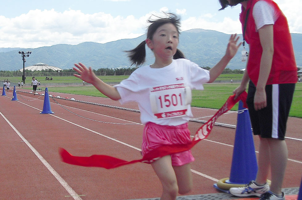 1年女子は坂元さんが6分22秒の好記録で独走Ｖ。