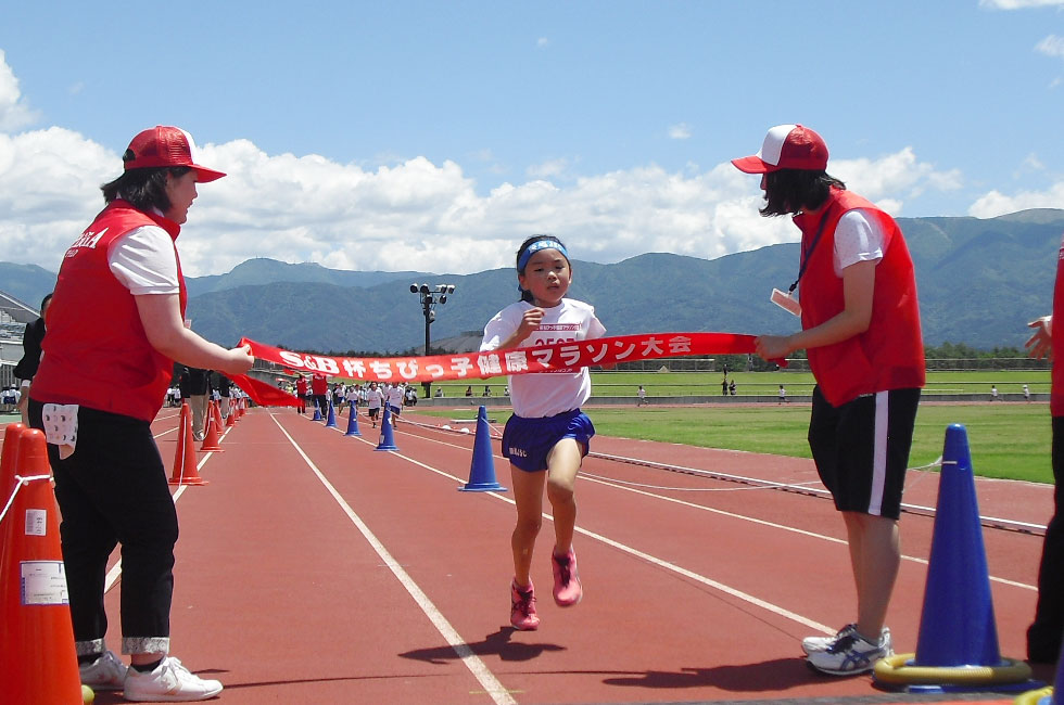 3年女子は牧内さんが8分5秒で連覇達成。