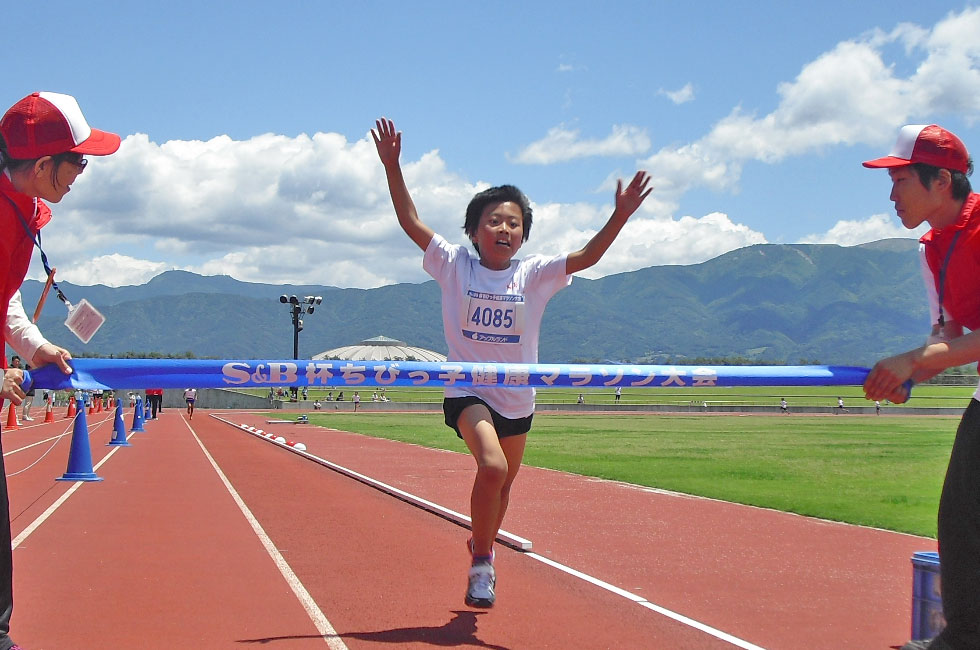 4年男子は小坂くんが7分29秒で連覇達成。	
