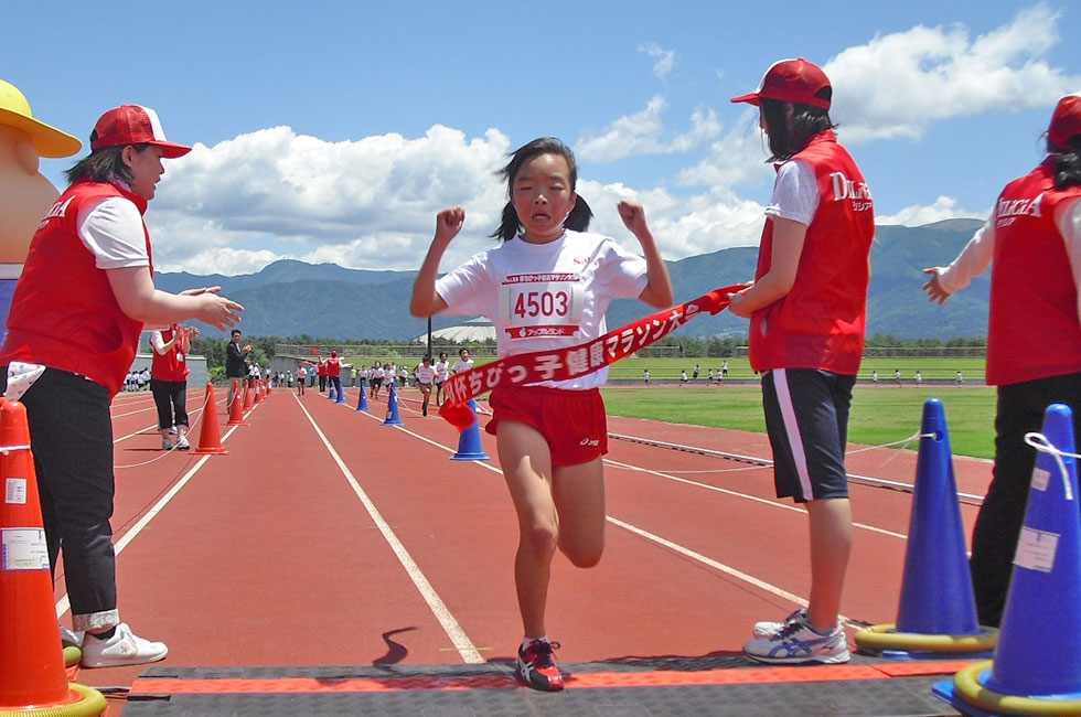 4年女子は坂元さんが7分55秒で2度目のＶ。	