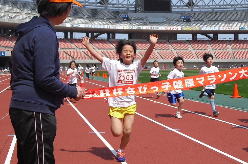 2年女子は藤塚さんが新潟大会新記録で連覇。