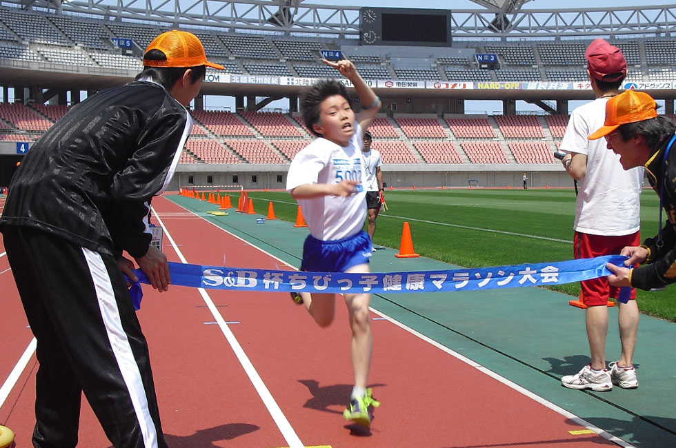 5年男子は小林くんが11分1秒で優勝。