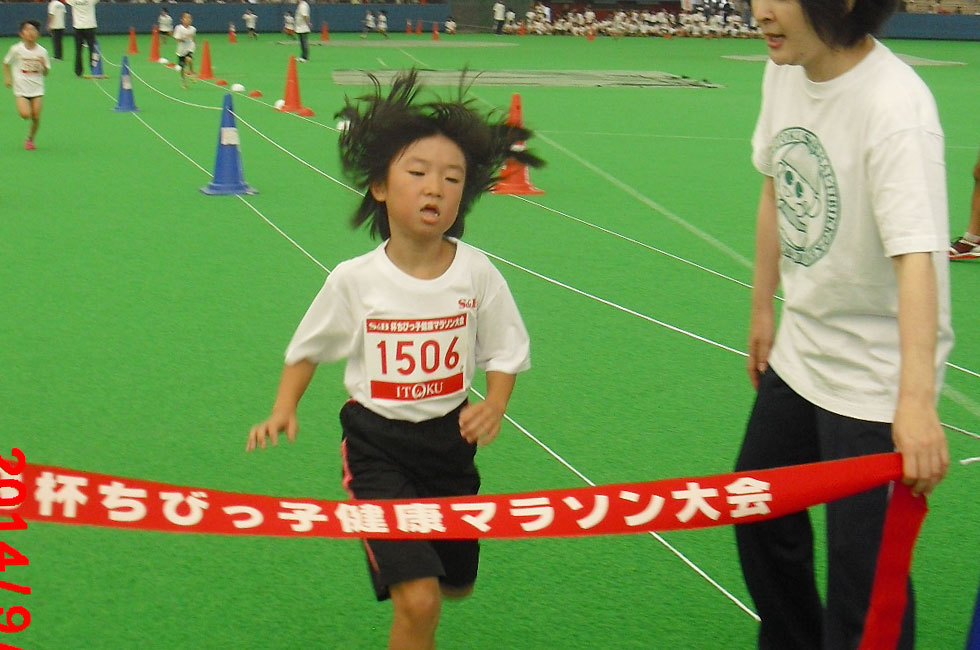 1年女子は濵松さんが6分59秒の好記録で優勝。