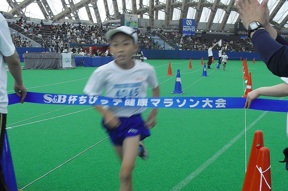 4年男子は川口くんが7分21秒で連覇達成。