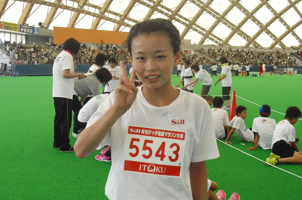 5年女子優勝の古川さん、笑顔でＶサイン。