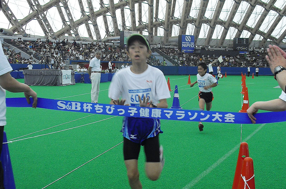 6年男子は栗田くんが10分47秒で初優勝。