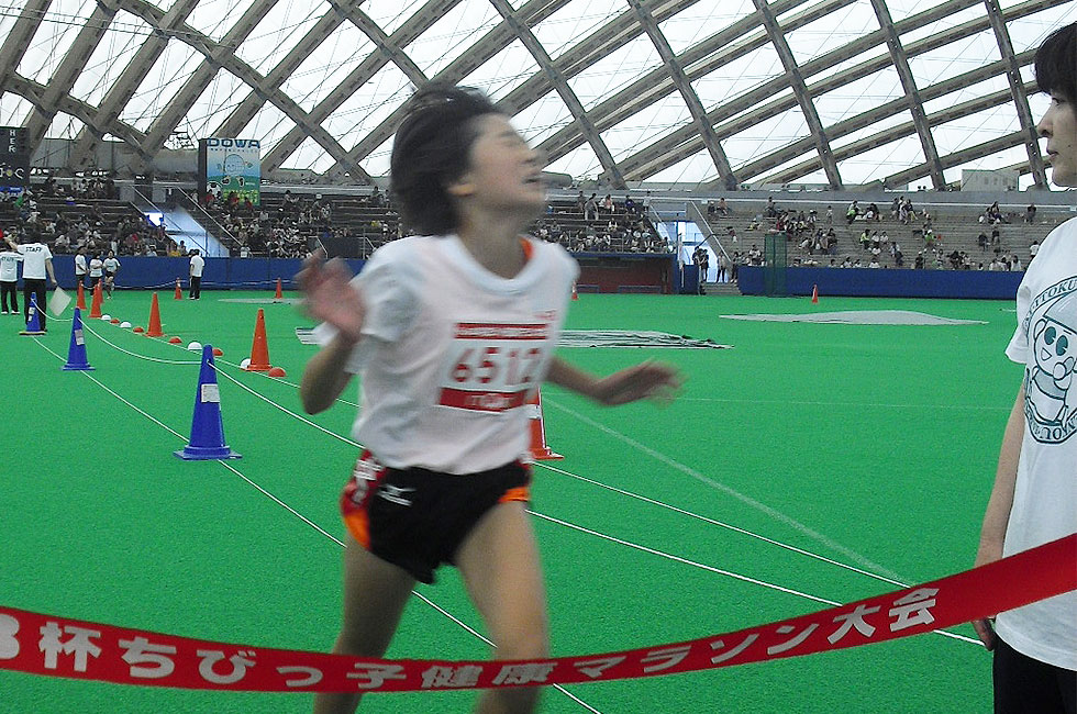 6年女子は田畑さんが11分12秒で連覇達成。	