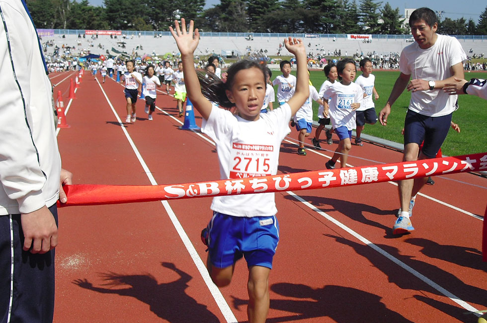 2年女子は村田さんが6分22秒の好タイムで連覇達成。