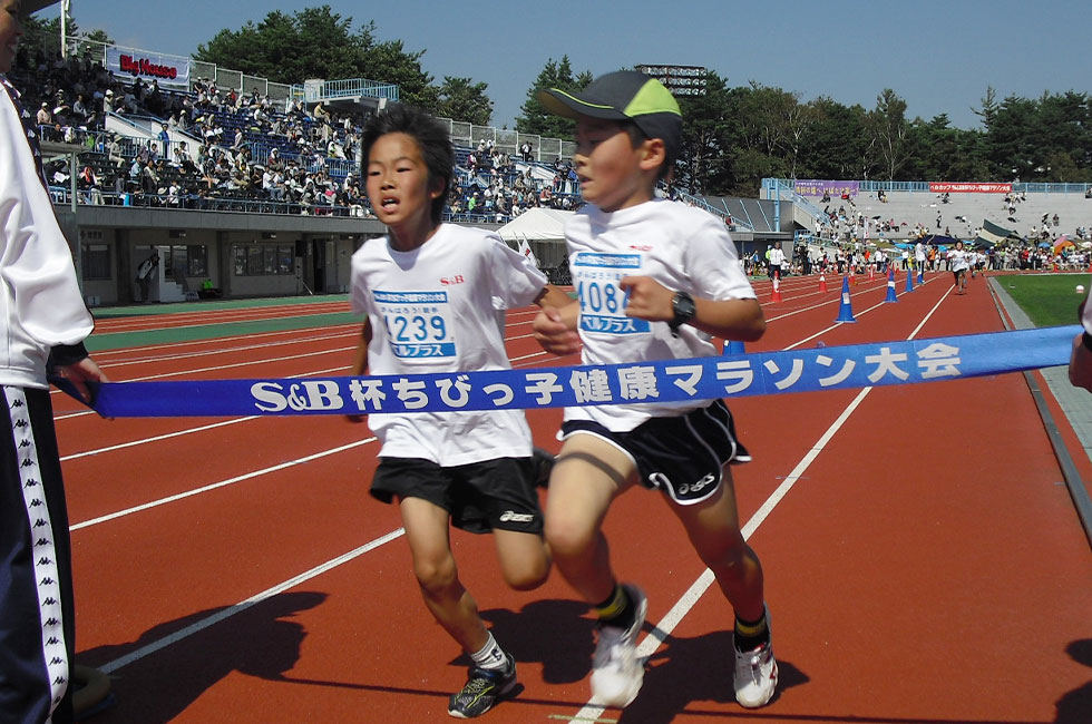 4年男子も大接戦、同タイムながら小野寺くんが先着。
