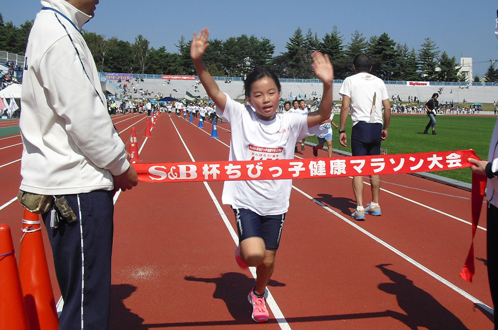 4年女子は長坂さんが7分43秒の好タイムで連覇達成。	