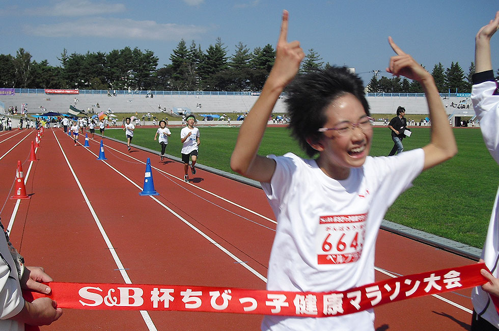 6年女子は八重樫さんが11分6秒の好タイムで3連覇達成。	