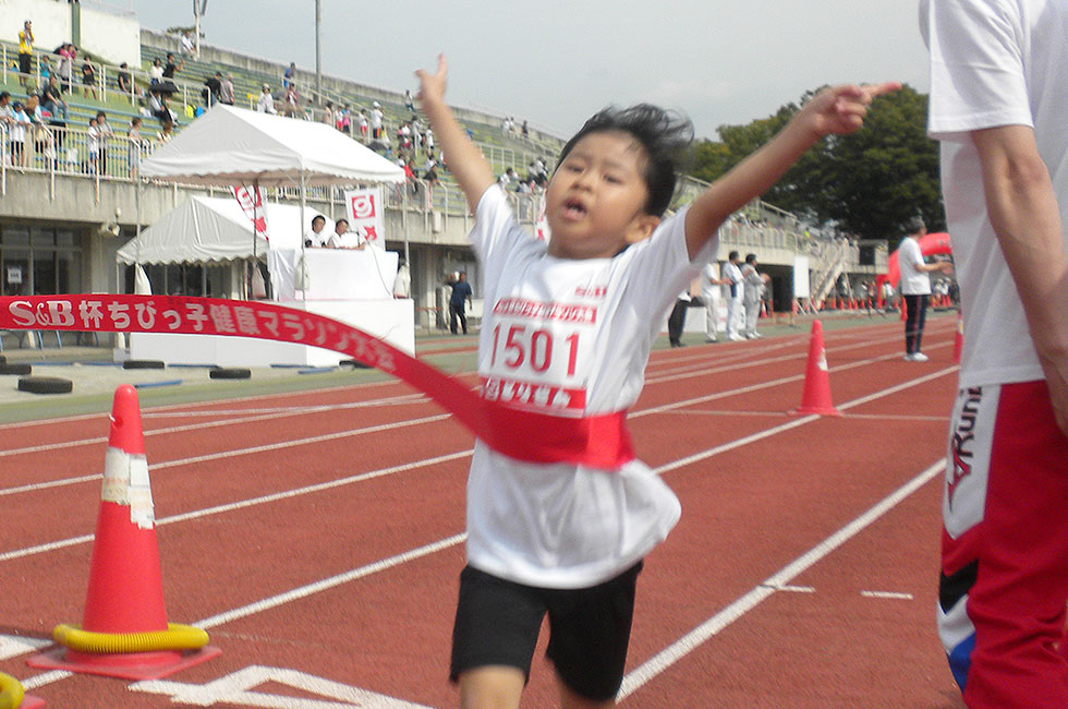 1年女子は山中さんが6分08秒の好タイムで優勝。