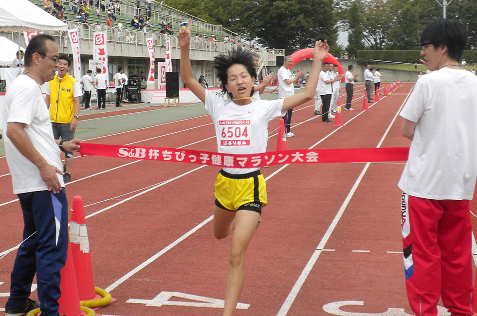 6年女子は石田さんが10分22秒の大会新で2連覇達成。