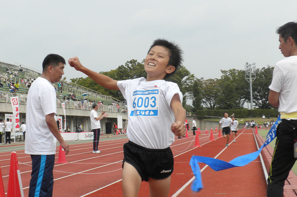 6年男子は佐藤くんが最後の大会で初の栄冠に輝いた。