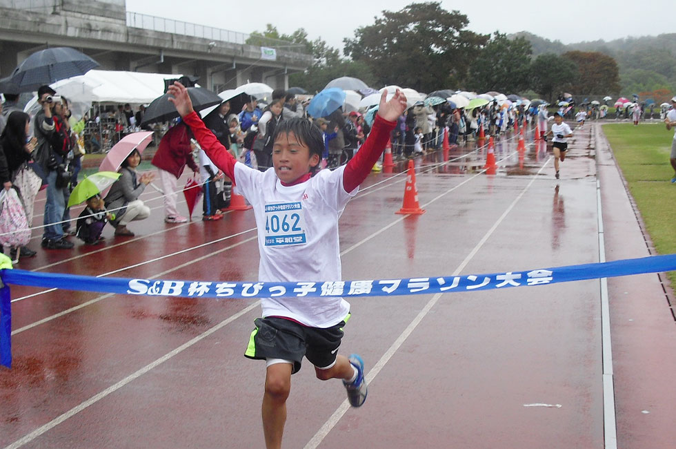 4年男子は林くんが7分34秒で初優勝。