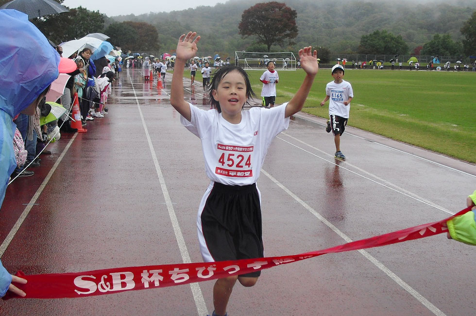 4年女子は中川さんが7分58秒で初優勝。