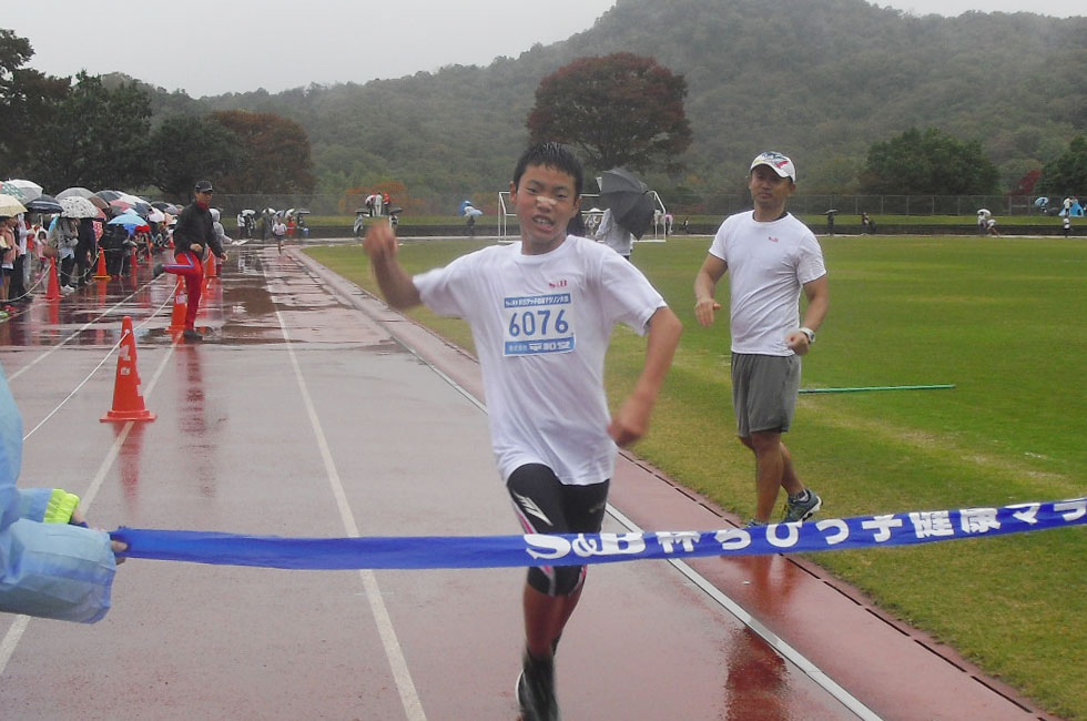 6年男子は山本くんが10分54秒で5連覇達成。	
