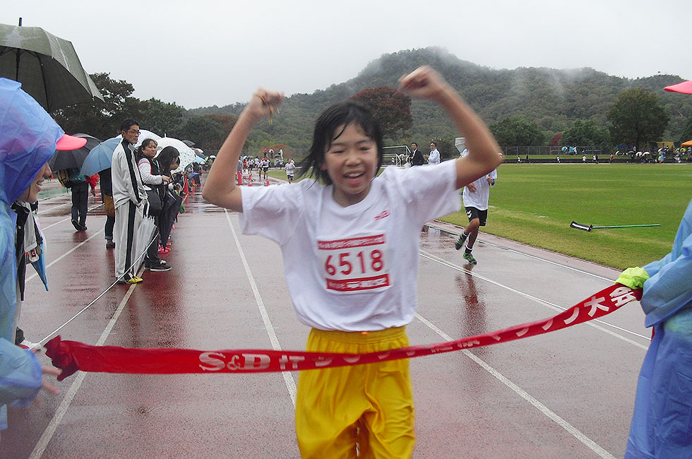 6年女子は坂尾さんが12分6秒で連覇達成。	