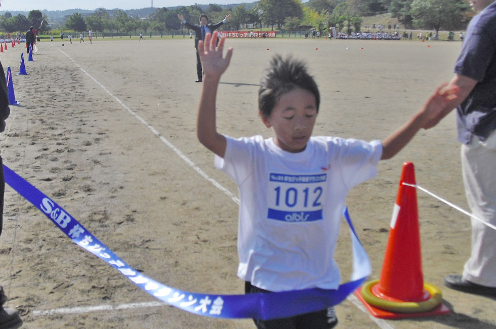 1年男子は平野くんが6分35秒で独走Ｖ。