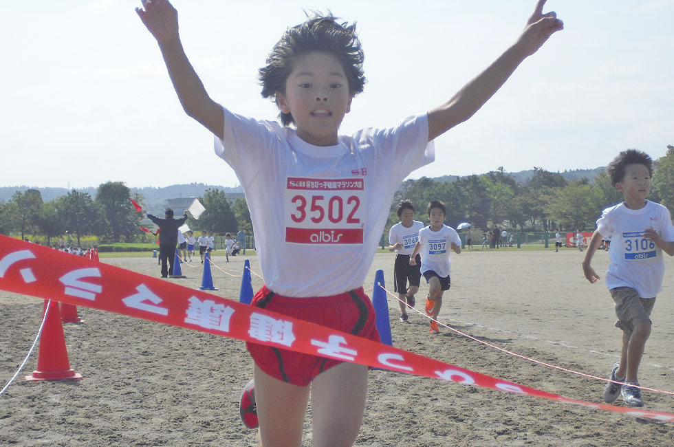 3年女子は林さんが8分19秒で連覇達成。