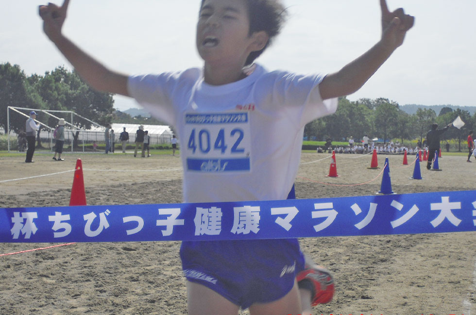 4年男子は新納くんが7分41秒で初優勝。
