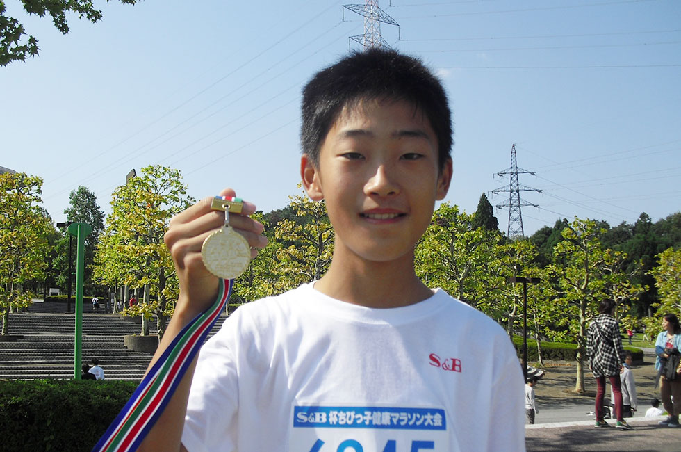 6年男子優勝の竹中くん、嬉しい初優勝。