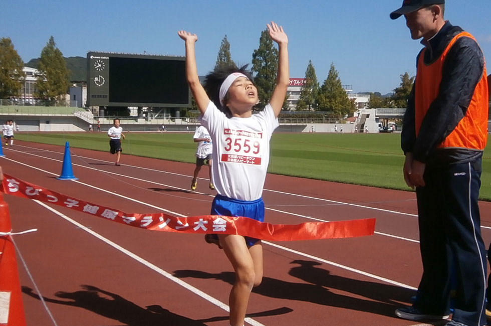 3年女子は藤田さんが7分57秒で3連覇達成。	