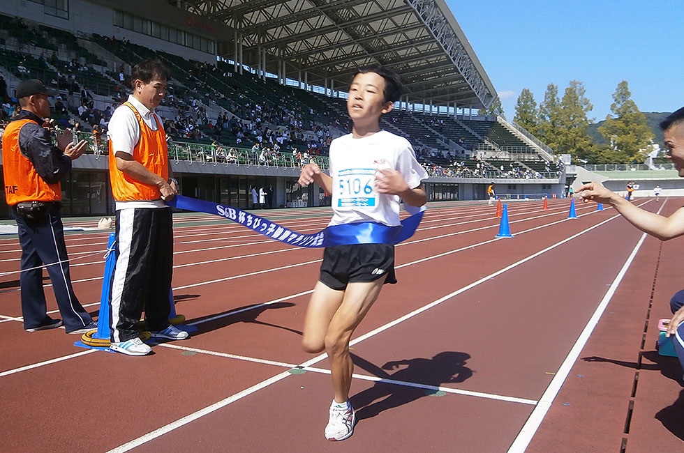 5年男子は森下くんが10分3秒の好記録で初優勝。	