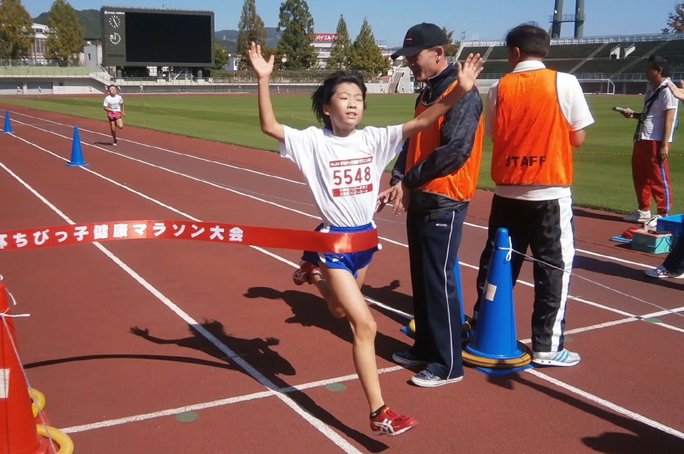 5年女子は那須さんが10分55秒の好記録で4度目のＶ。	