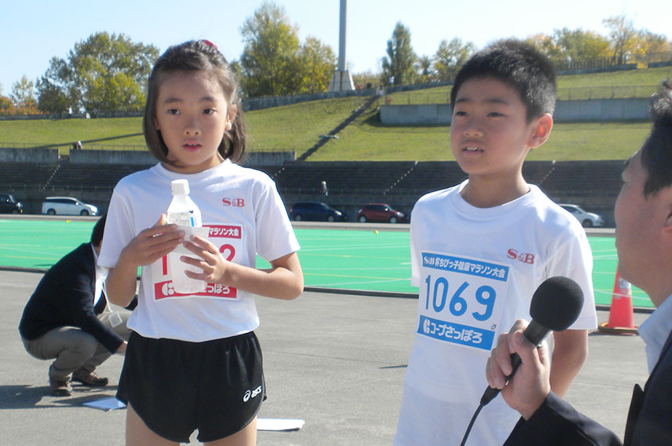 1年男子は川津くんが札幌大会記録更新。女子は岩佐さんが優勝。