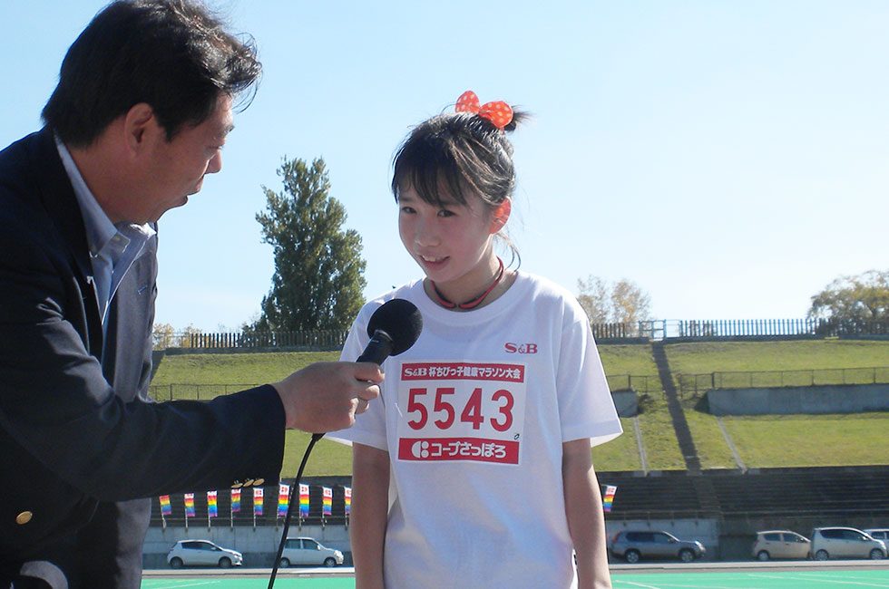 5年女子は永井さんが笑顔の初優勝。