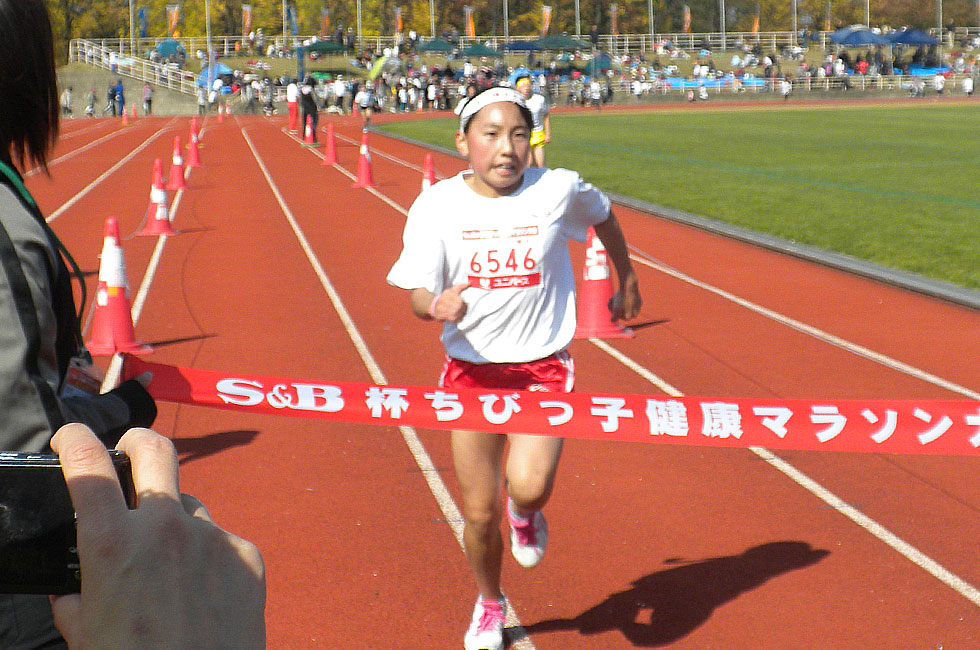 6年女子は杉山さんが大会記録更新、初の栄冠。	