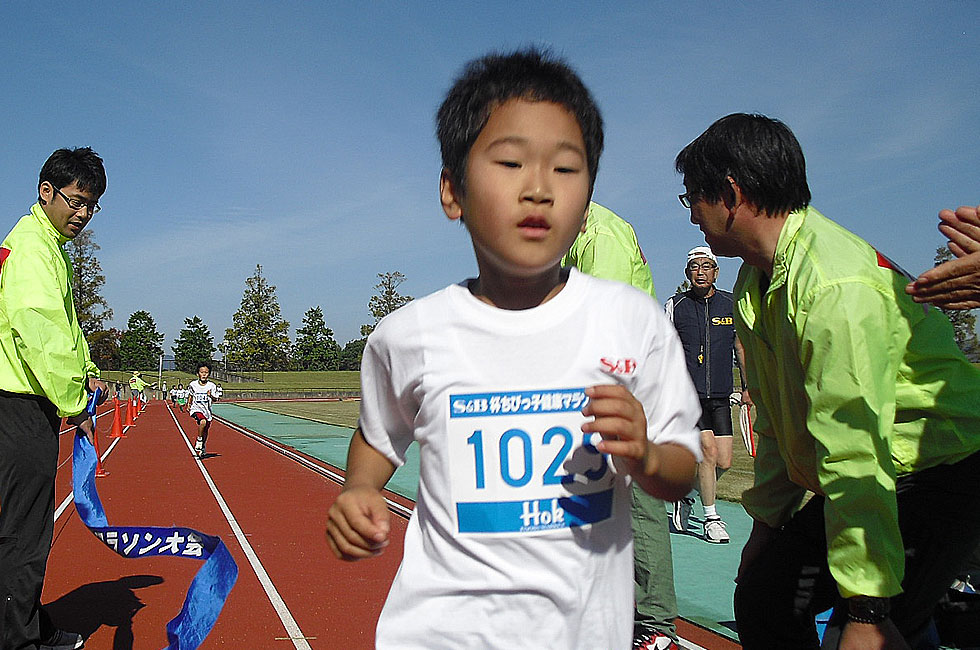 1年男子は松本くんが6分33秒で優勝。
