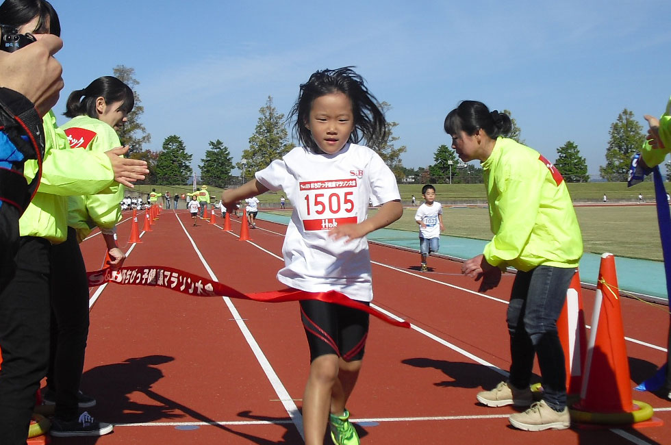 1年女子は尾﨑（妃夏）さんが7分11秒で優勝。