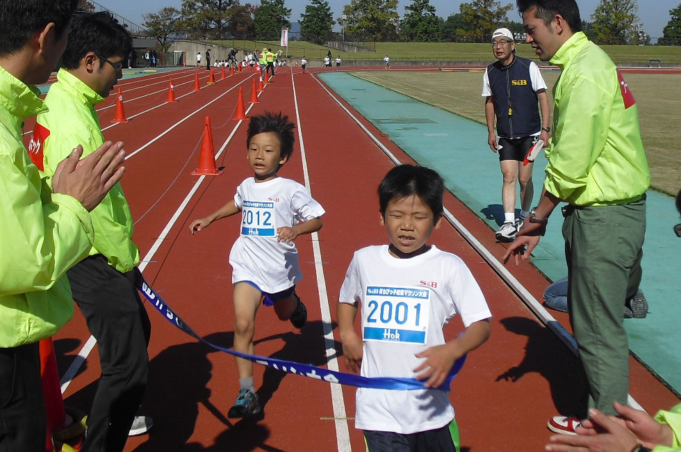 2年男子は片寄くんが中田くんとの接戦を制し連覇達成。