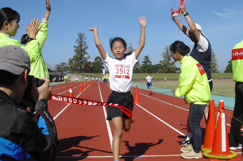 3年女子は岡崎さんが8分00秒で3連覇。