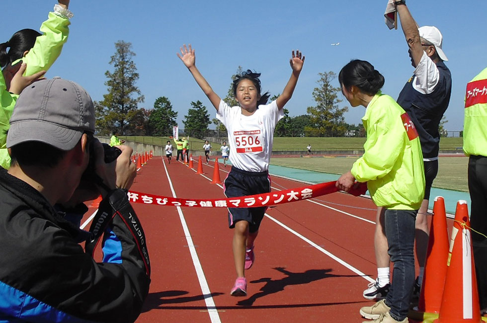 5年女子は河場さんが12分1秒で初優勝。