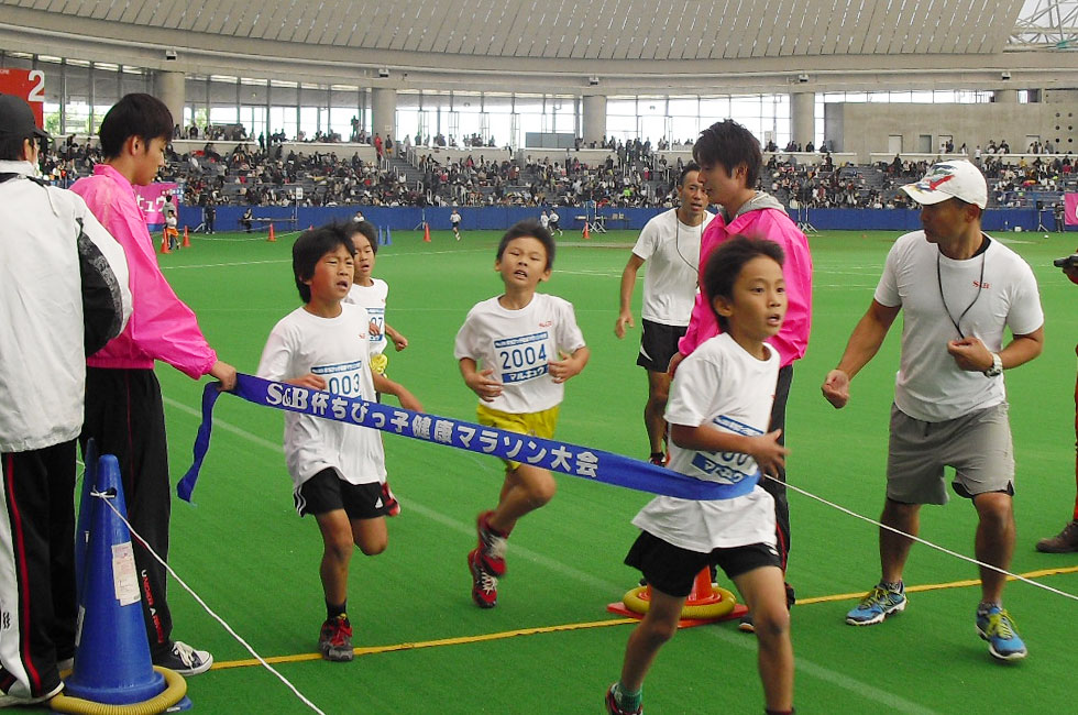 2年男子は原田くんが6分00秒で接戦を制し連覇達成。	