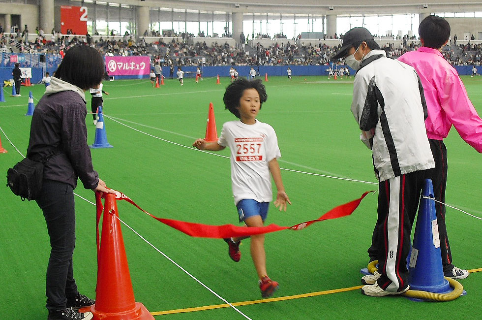 2年女子は水田さんが6分34秒で優勝。