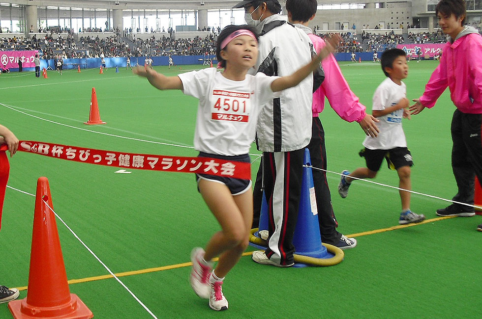 4年女子は渡部さんが7分45秒で4連覇。