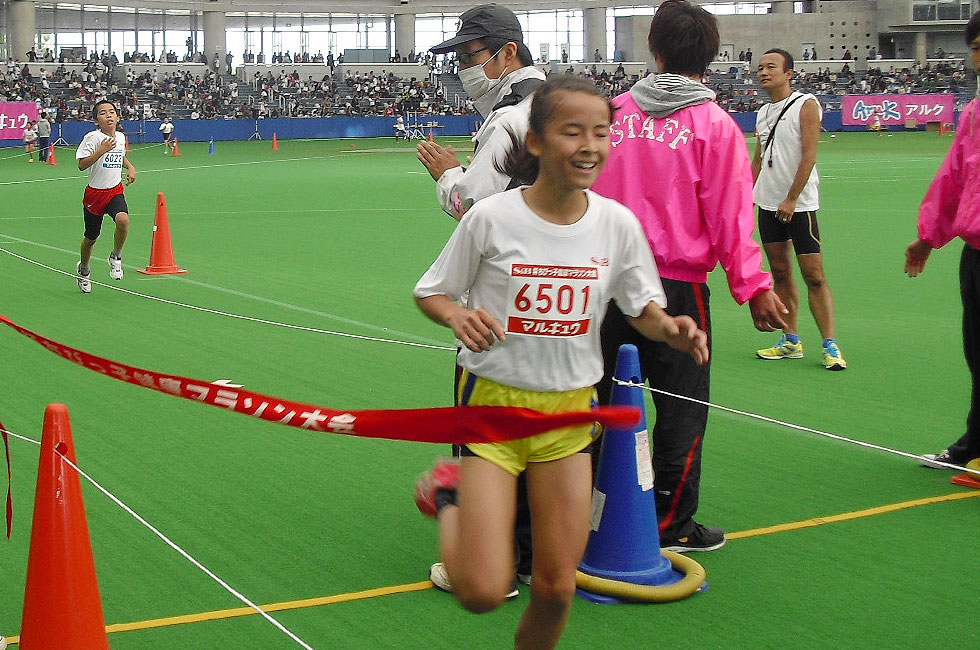 6年女子は末次さんが11分34秒で連覇達成。	
