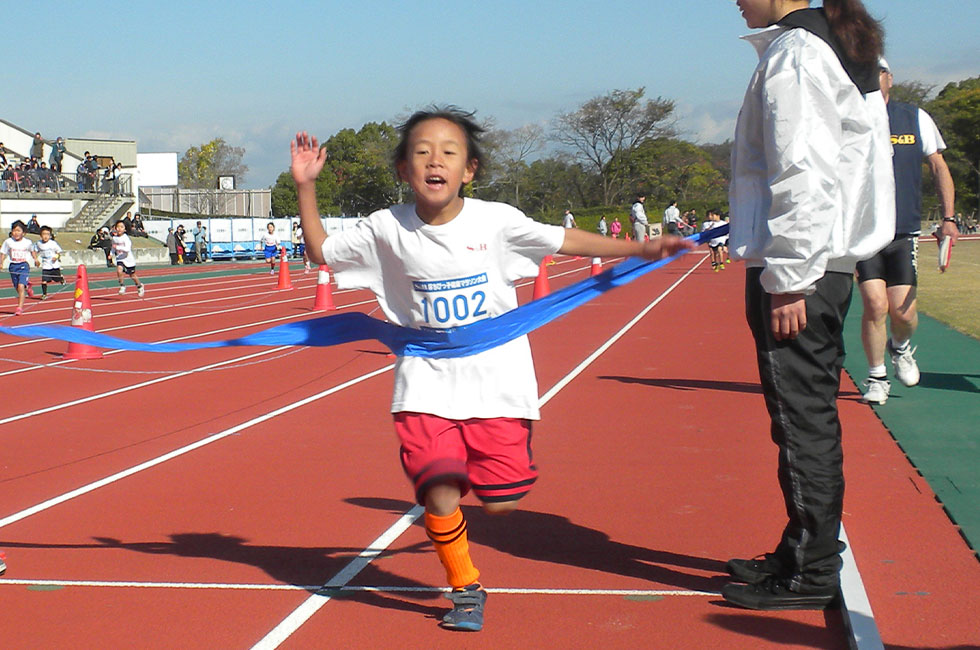1年男子は宮城くんが優勝、笑顔でゴールに飛び込んだ。	