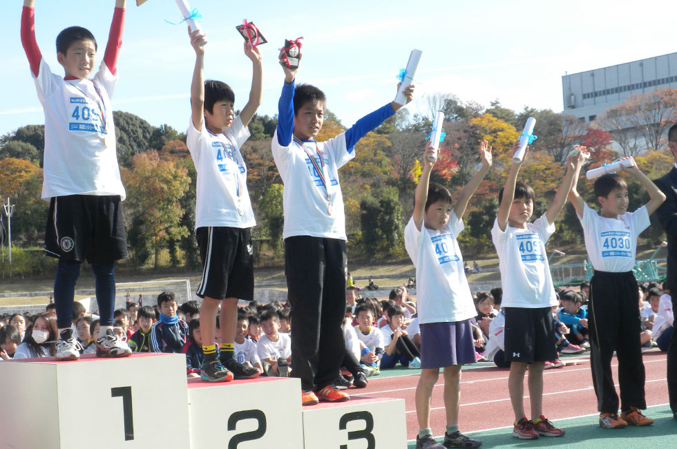 4年男子は前田くんが制し、田中くん、吉田くんと続いた。	