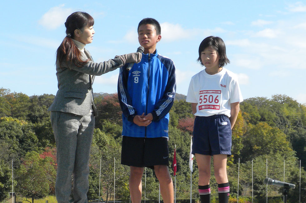 5年男子は神野くんが大会記録に並ぶ好走。同女子は北村さん初の栄冠。