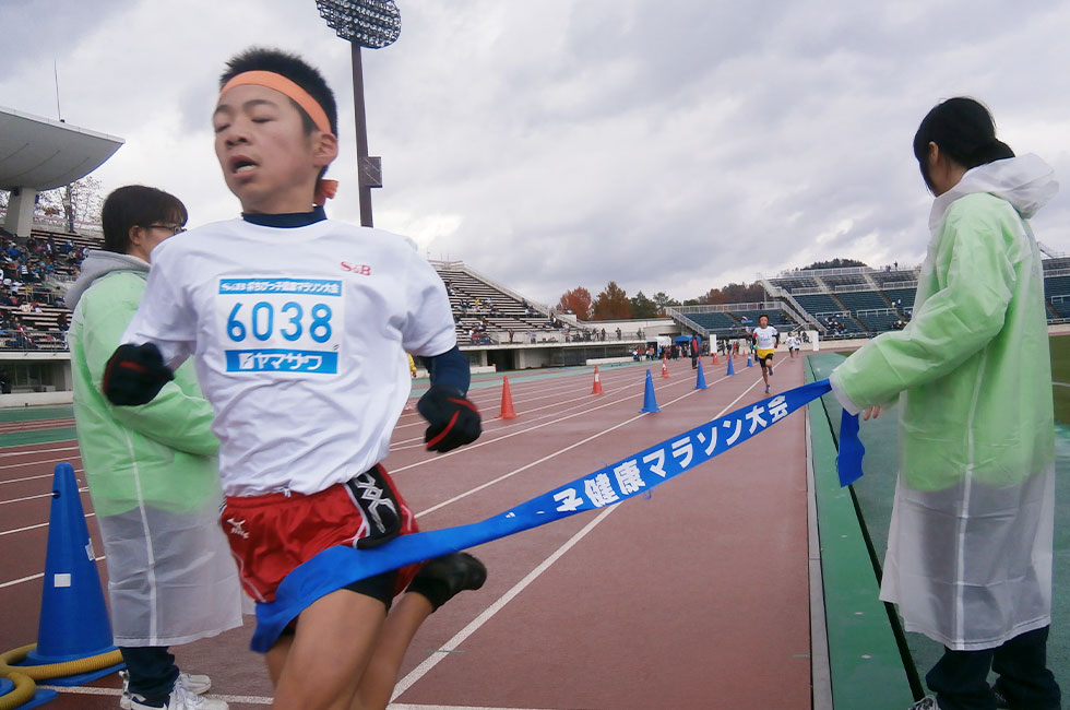 6年男子は荒木くんが10分34秒で初優勝。