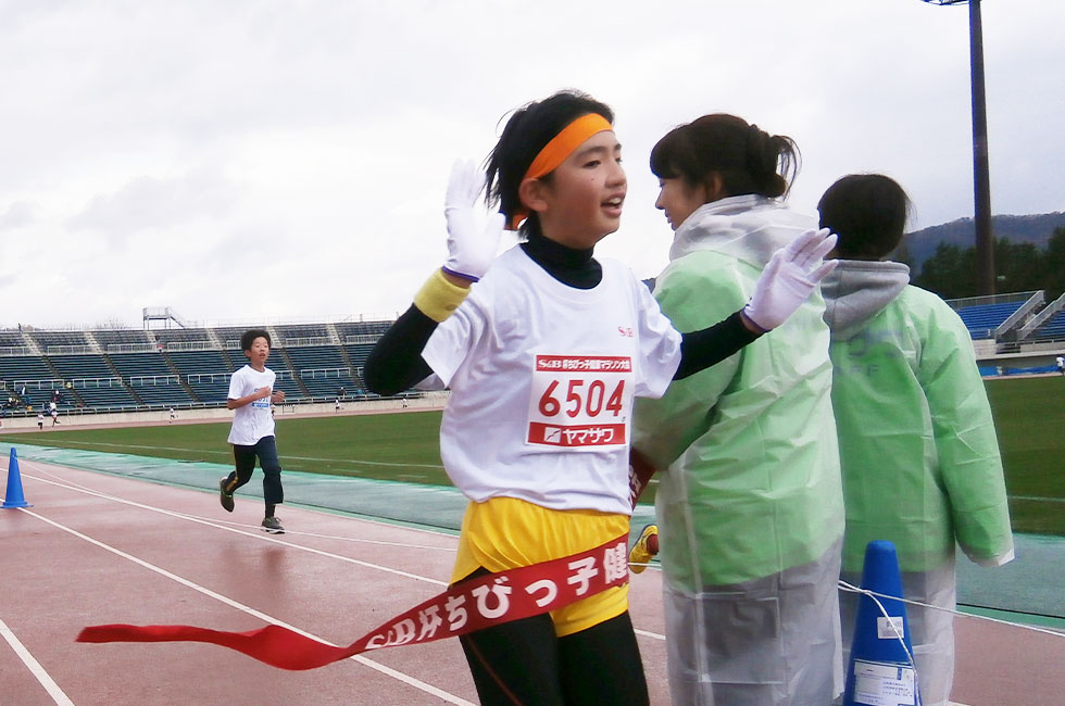 6年女子は蝦名さん11分47秒で2連覇達成。